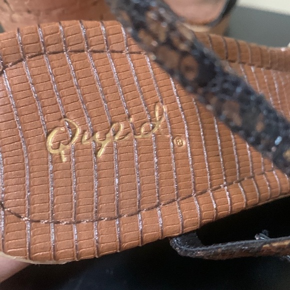 NEW Quipid Gold Strappy Wedge Sandals - Picture 9 of 11